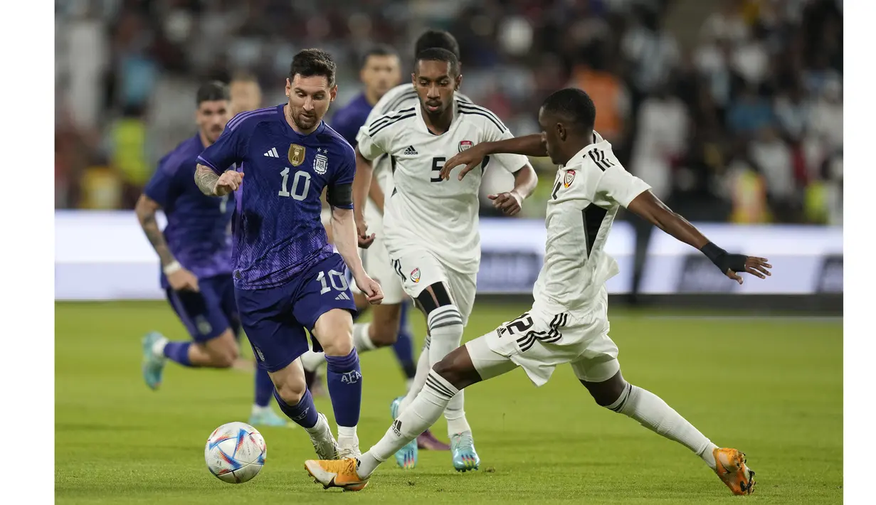 Messi dipercaya pelatih Lionel Scaloni tampil 90 menit saat melawan Timnas UEA dalam pertandingan pemanasan menjelang Piala Dunia 2022. (AP Photo/Kamran Jebreili)