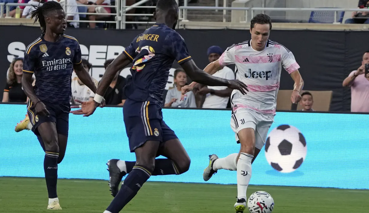 Pada babak kedua, Juventus menambah gol lewat aksi Dusan Vlahovic. (AP Photo/John Raoux)
