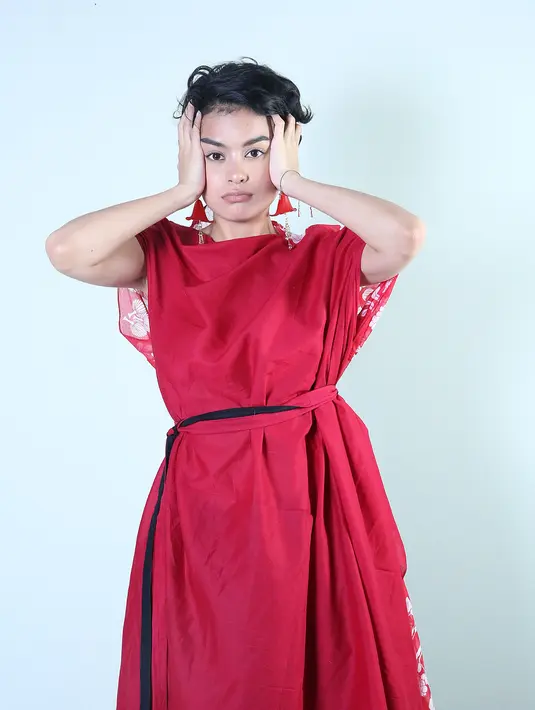 Banyak alasan hingga Eva meluncurkan album perdananya dengan bahasa Inggris. Diantaranya adalah, sejak kecil ia banyak mendengarkan karya tantenya Mira Lesmana. (Bambang E. Ros/Bintang.com)