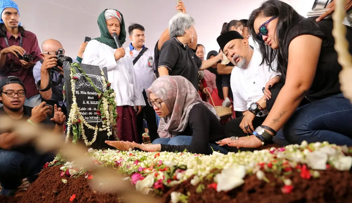 Suasana Pemakaman Istri Indro Warkop