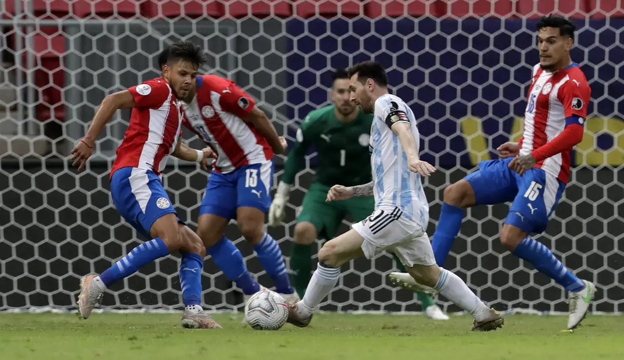 Penyerang Argentina, Lionel Messi mengontrol bola saat melawan Paraguay pertandingan partai matchday 3 Grup A Copa America 2021 di Stadion Nasional di Brasilia, Brasil, Selasa (22/6/2021). Berkat hasil ini, Argentina sementara duduk di puncak klasemen Grup A dengan poin 7. (AP Photo/Eraldo Peres)