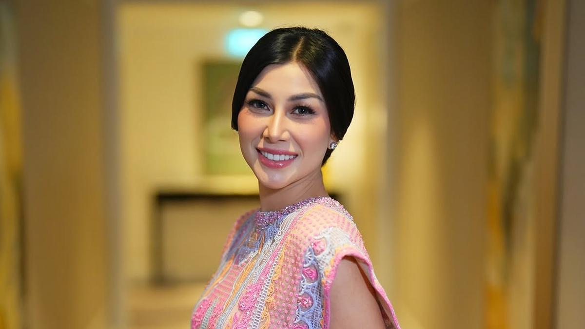 6 Gaya Playful Nisya Ahmad, Anggota DPRD Jabar, di Resepsi Pernikahan Putri Zulhas dan Zumi Zola