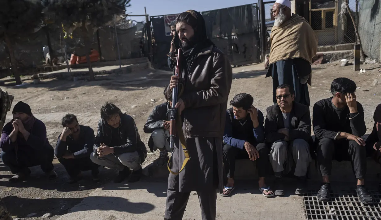 Seorang pejuang Taliban mengamankan daerah itu setelah sebuah bom pinggir jalan meledak di Kabul Afghanistan, Senin (15/11/2021). Bom itu meledak di jalan yang sibuk di ibukota Afghanistan pada hari Senin, melukai dua orang, kata polisi. (AP Photo/Petros Giannacouris)