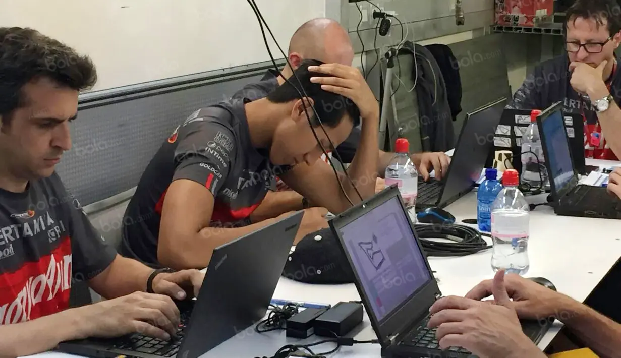 Sean Gelael (2kiri) tengah mempelajari data-data hasil balapan bersama tim teknisi Pertamina Campos Racing jelang kualifikasi  GP2  2016 di Sirkuit Red Bull Ring, Austria, (1/7/2016). (Bola.com/Reza Khomaini)