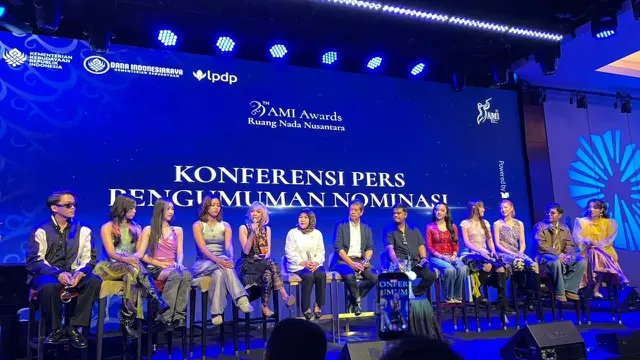Syaharani, berbicara sambil memegang mic, dalam konferensi pers AMI Awards yang diselenggarakan di Jakarta, (21/9/2026). (Liputan6.com/Afradhiya N. R)