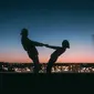 Ilustrasi sepasang kekasih, pacar. (Foto oleh Josh Hild: https://www.pexels.com/id-id/foto/siluet-manusia-yang-melompat-di-lapangan-pada-malam-hari-4606770/)