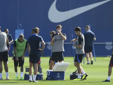 Bek Barcelona Spanyol Marcos Alonso (tengah) menghadiri sesi latihan di Ciudad Deportiva dekat Barcelona, Selasa (6/9/2022).  Barcelona akan ditantang Viktoria Plzen pada matchday 1 Grup C Liga Champions 2022/2023, Kamis 8 September 2022 dini hari WIB. (Photo by Josep LAGO / AFP)
