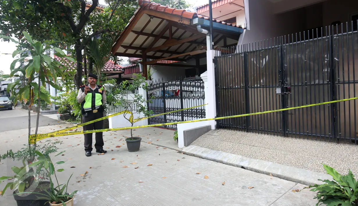 Petugas keamanan memberi garis polisi di tempat Penyidik KPK Novel Baswedan diserang oleh orang tak dikenal, Jakarta, Selasa (11/4). Serangan tersebut menyebabkan Novel terluka di kelopak mata dan sekitar wajah. (Liputan6.com/JohanTallo)