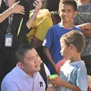 Seskab Teddy Bagikan Rubik dan Protein Bar ke Anak-Anak Korban Gempa NTT