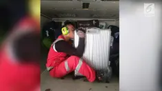 Para petugas bandara mengubah citra buruk karena dianggap memperlakukan bagasi penumpang dengan buruk dengan menciumnya satu persatu.