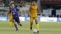 Aksi Jajang Mulyana striker Bhayangkara FC saat melawan FC Tokyo dalam laga persahabatan di Stadion Utama Gelora Bung Karno, Senayan Jakarta pada Sabtu (27/1/2018).  (Bola.com/Peksi Cahyo)