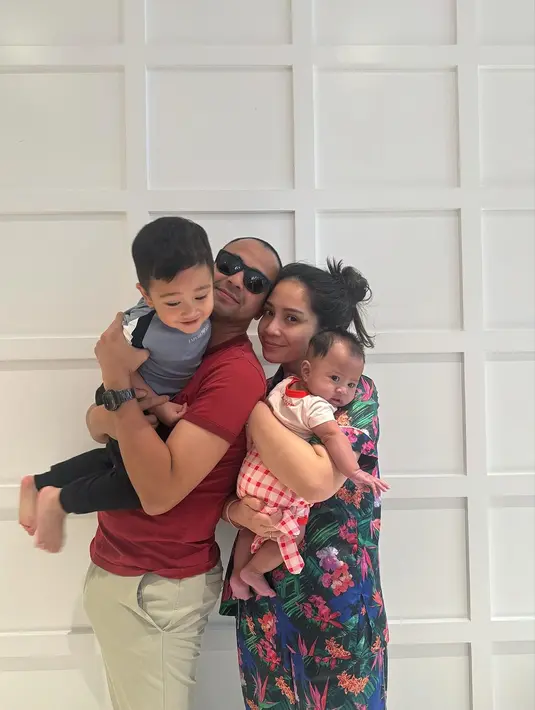 Nagita Slavina juga tak ragu unggah foto dirinya yang tanpa makeup dan rambut yang berantakan. [@raffinagita1717]