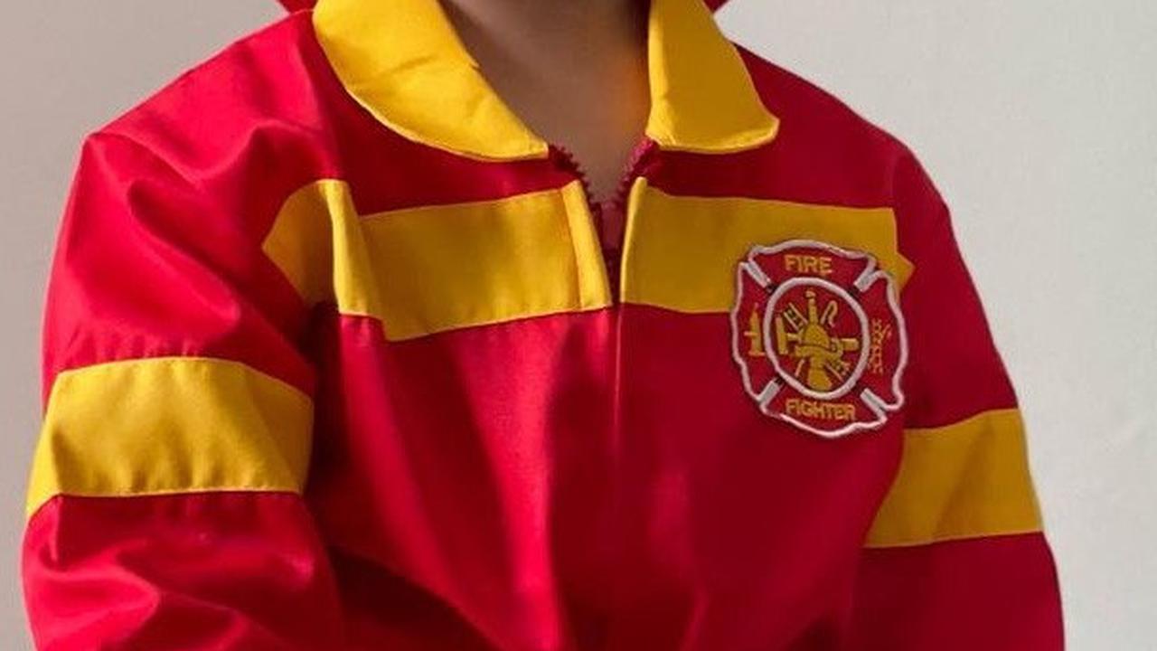 Ini potret Farrel Rafisqy saat <i>cosplay </i>jadi petugas Damkar. Ia tampak lucu mengenakan baju Damkar warna merah.