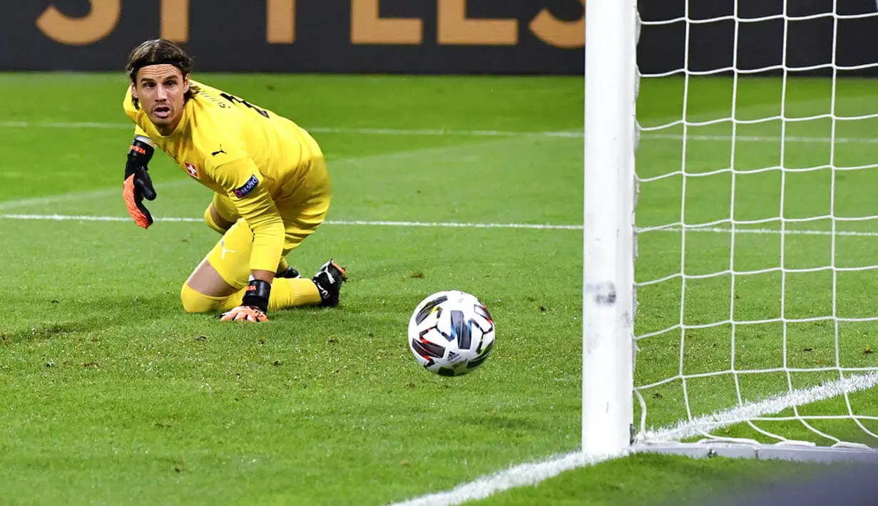 Penjaga gawang Swiss Yann Sommer menyaksikan bola masuk ke gawang untuk gol dari Timo Werner Jerman (tidak dalam gambar) pada pertandingan UEFA Nations League di Cologne, Jerman, Selasa (13/10/2020). Pertandingan berakhir dengan skor 3-3. (AP Photo/Martin Meissner)