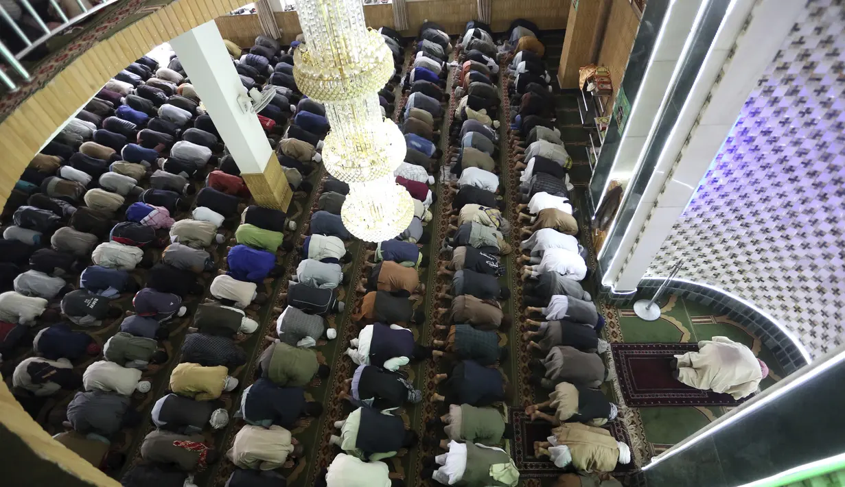 Umat muslim melaksanakan salat berjemaah pada hari pertama bulan Ramadan di sebuah masjid di Kabul, Afghanistan, Jumat (24/4/2020). Mereka melaksanakan salat di tengah kekhawatiran akan penularan virus corona COVID-19. (AP Photo/Rahmat Gul)