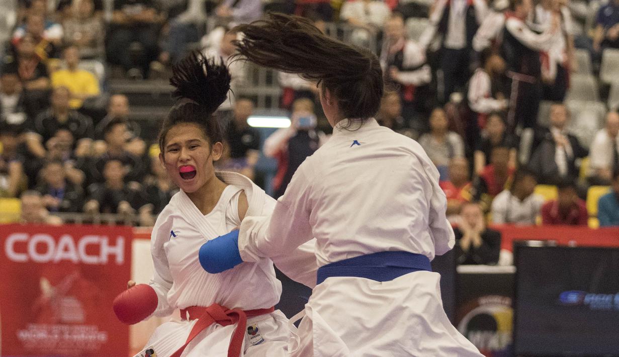 Karateka Indonesia, Ceyco Georgia Zefanya beradu pukulan saat partai final nomor Junior Kumite 59+ kg pada Kejuaraan Dunia Karate Junior, Cadet dan U-21 di ICE BSD, Tangerang, Jumat (13/11/2015). (Bola.com/Vitalis Yogi Trisna) 