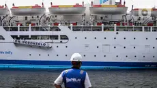 Kapal Pelni KM Dobonsolo yang membawa peserta Mudik Gratis Sepeda Motor sesaat sebelum bersandar di Pelabuhan Tanjung Priok, Jakarta Utara, Minggu (14/4/2024). (Liputan6.com/Angga Yuniar)