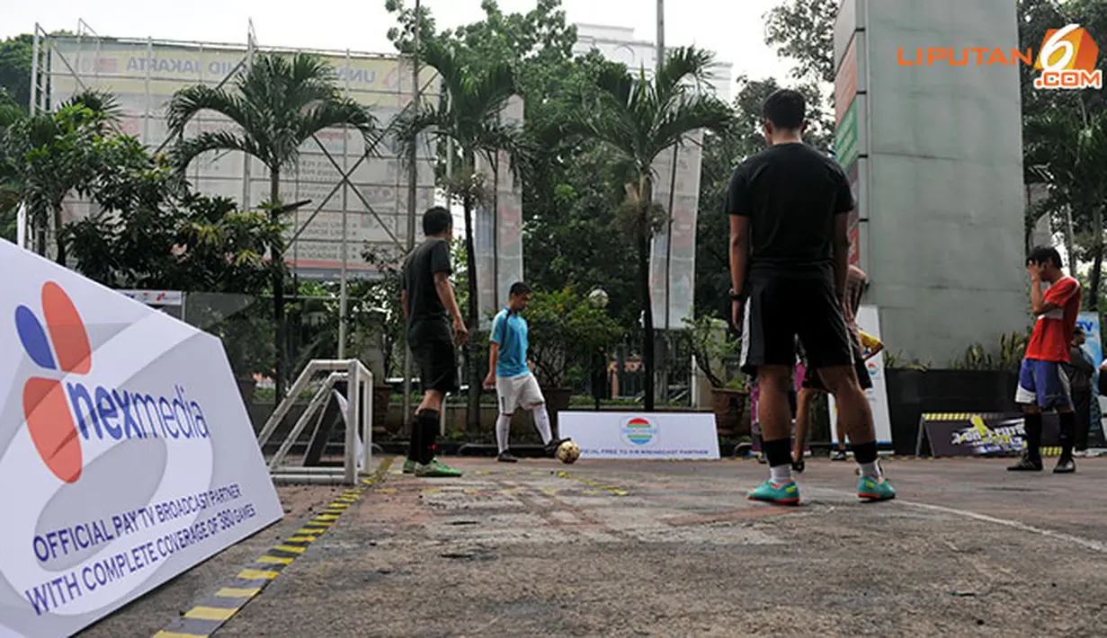 Tim peserta 3 on 3 Challenge Road to BPL melakukan oper bola saat sesi pemanasan berlangsung. (Liputan6.com/Abdul Aziz Prastowo)