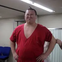 Disuntik vaksin flu, para sumo di Jepang ini meringis menahan sakit. :)) (Via: mirror.co.uk)