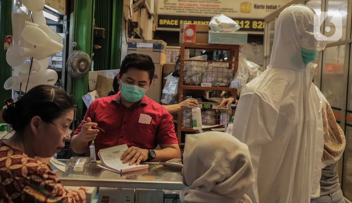 Pedagang mengenakan masker di Pasar Pramuka, Jakarta, Senin (2/3/2020). Kedua pasien tersebut merupakan ibu (64) dan anak (31), kini mereka dirawat di ruangan khusus serta kediaman yang dihuni pasien di daerah Depok juga diisolasi. (Liputan6.com/Faizal Fanani)
