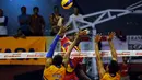 Pevoli putra Jakarta Electric PLN, OR Camejo (hadap lensa) melakukan smash saat laga melawan Jakarta Pertamina Energi di putaran kedua pekan ketiga Pertamina Proliga 2015 di Hall A GBK Senayan, Jakarta, Jumat (20/3/2015). (Liputan6.com/Helmi Fithriansyah)
