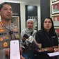 Kapolres Metro Depok Kombes Arya Perdana memberi pernyataan terkait dugaan meninggalnya korban usai sedot lemak di sebuah klinik Depok. (Liputan6.com/Dicky Agung Prihanto)