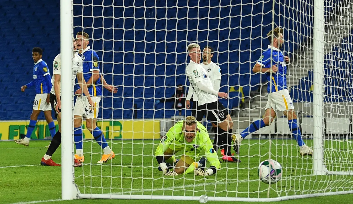 Striker Brighton, Viktor Gyokeres, saat mencetak gol ke gawang Portsmouth pada laga Piala Inggris di Falmer Stadium, Jumat (18/9/2020) dini hari WIB. Brighton menang 4-0 atas Portsmouth. (AFP/Glyn Kirk/pool)