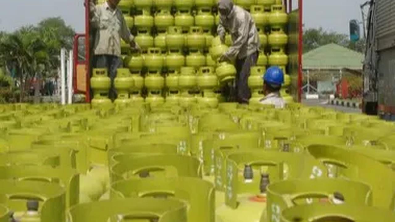 Bupati Banyuwangi Ipuk Fiestiandani meminta Aparatur Sipil Negara (ASN) dan warga mampu tidak menggunakan elpiji 3 kilogram bersubsidi untuk memasak di rumah maupun untuk usaha. Pasalnya, gas elpiji bersubsidi tersebut bukan diperuntukkan bagi mereka.