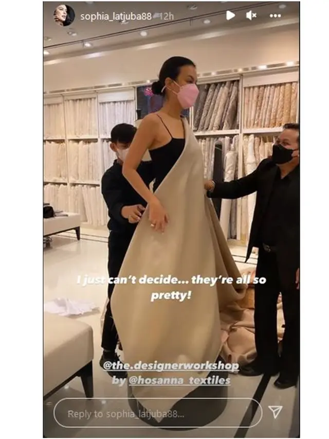 6 Potret Sophia Latjuba Temani Eva Celia Pilih Kain untuk Gaun Pengantin