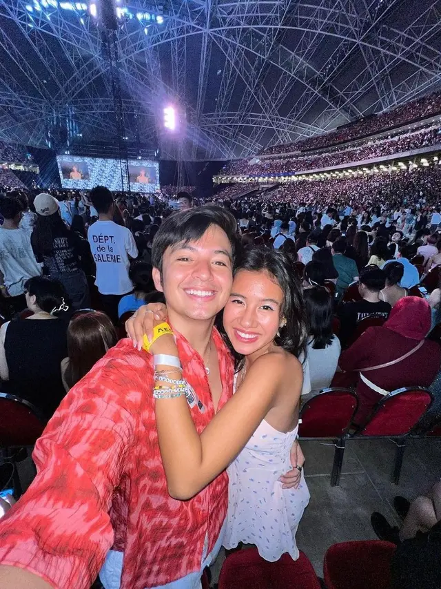 Potret Angga Yunanda dan Shenina Cinnamon di konser Taylor Swift (Sumber: Instagram/@kuyentertainment)