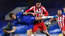 Bek Chelsea, Marcos Alonso (kiri) berebut bola dengan bek Atletico Madrid, Jose Gimenez dalam laga leg kedua babak 16 besar Liga Champions 2020/2021 di Stamford Bridges, London, Rabu (17/3/2021). Chelsea menang 2-0 atas Atletico Madrid. (AFP/Ben Stansall)