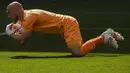 Kiper Eibar, Marko Dmitrovic menangkap bola saat menghadapi Atletico Madrid dalam laga lanjutan Liga Spanyol 2020/2021 pekan ke-31 di Wanda Metropolitano Stadium, Madrid, Minggu (18/4/2021). Eibar kalah 0-5 dari Atletico. (AP/Bernat Armangue)