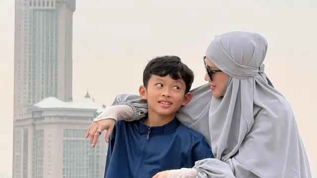 Momen kebersamaan Okie Agustina dan si bungsu di Tanah Suci. (credit: instagram.com/okieagustina_)