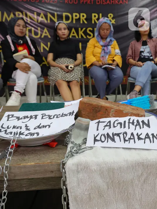 Di mana seharusnya segala penderitaan itu menjadi memori kolektif yang harus didengar oleh DPR dan sesegera mungkin mengesahkan RUU PPRT.  (merdeka.com/Arie Basuki)