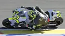 Andrea Iannone yang melakukan debut bersama tim Suzuki Ecstar berada di posisi ke tujuh pada tes pasca-musim MotoGP di Valencia, Selasa (13/11/2016). (EPA/Manuel Bruque)