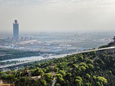 Foto pada 4 Mei 2019 memperlihatkan pemandangan di atas udara atau Skywalk dari jembatan berlantai kaca di Huaxi Adventure Park, Provinsi Jiangsu timur China. Jembatan kaca setinggi 518 meter ini menjadi tujuan wisata favorit di China. (Photo by STR / AFP)