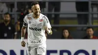 Penyerang Santos #10, Neymar, merayakan gol pertama timnya selama pertandingan sepak bola babak penyisihan grup Copa Sudamericana antara Santos Brasil dan Deportivo Recoleta Paraguay di stadion Urbano Caldeira di Santos, negara bagian Sao Paulo, Brasil, pada 14 April 2026. (Miguel SCHINCARIOL/AFP)