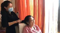 Aliya Rajasa saat menyisirkan rambut ibu mertuanya, Ani Yudhoyono (Dok.Instagram/@ruby_26/https://www.instagram.com/p/ByORT-JA5sh/Komarudin)