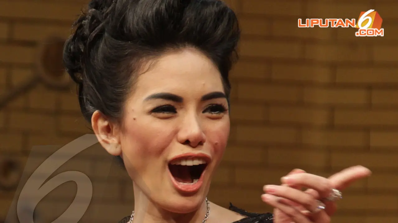 [FOTO] Muntah di Lokasi Syuting, Nikita Mirzani Hamil?