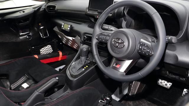 Interior Toyota GR Yaris dengan tuas transmisi otomatis, paddle shifts, dan tanpa pedal kopling (Car Watch)
