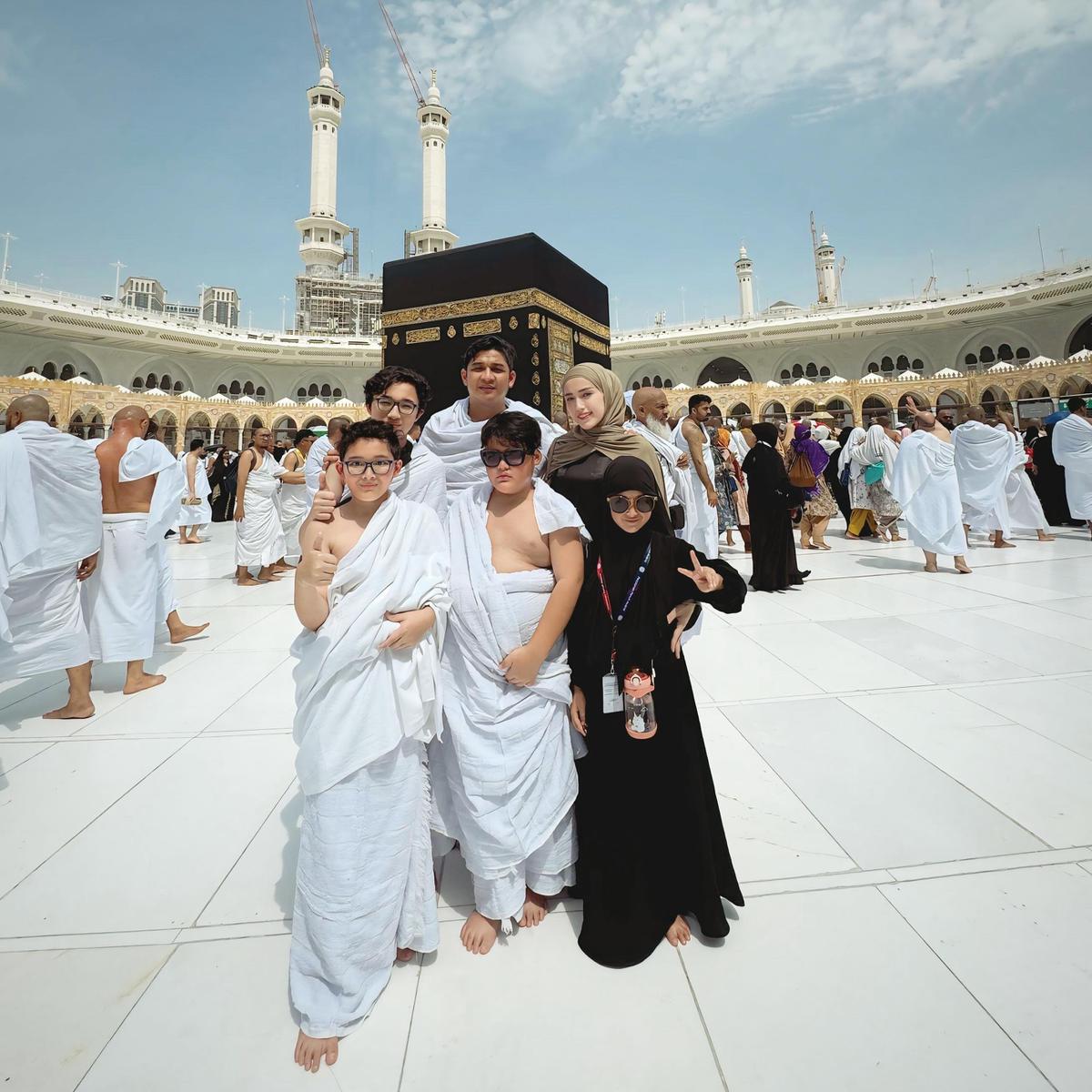 Potret Pasha Ungu dan Adelia saat Umrah Bersama Empat Anaknya di Tanah Suci
