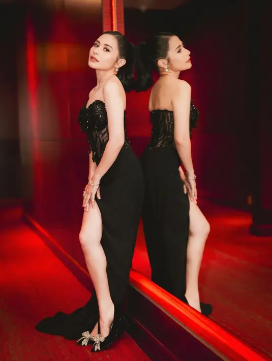 Sedangkan di acara Gala Premiere, Prilly Latuconsina tampil tak kalah menawan dibalut dress hitam semi transparan. [Foto: Instagram/prillylatuconsina96]