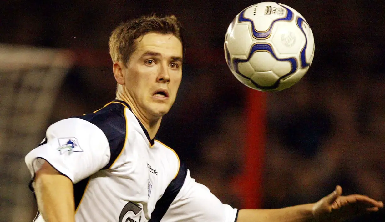 Michael Owen menjadi pemain pertama yang mendapat kartu merah pada laga kontra Manchester United di era Premier League. Bomber The Reds ini diusir wasit usai melanggar Ronnie Johnsen pada 10 April 1998. (AFP/Odd Andersen)