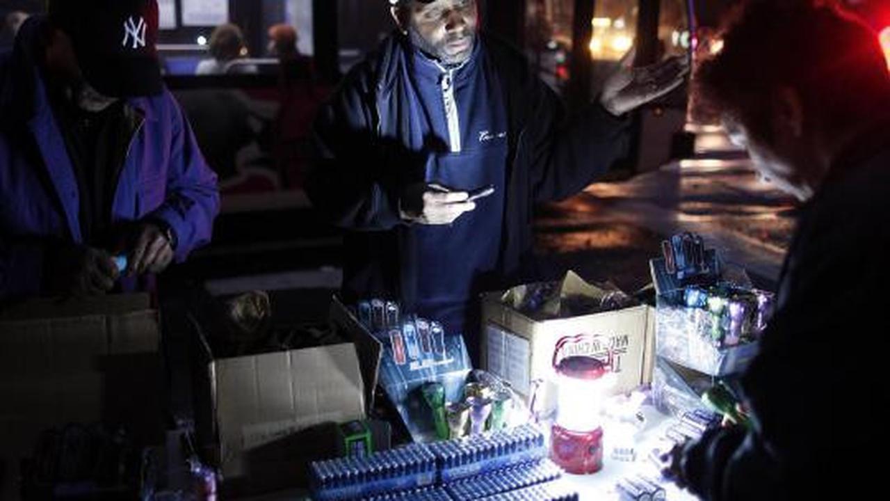 Listrik padam akibat 'Sandy', penjual senter marak di New York