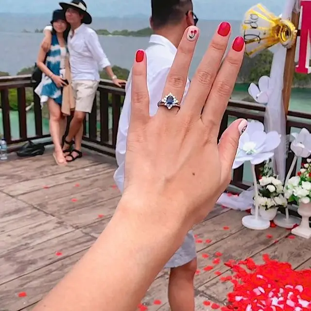 6 Momen Romantis Atries Angel Mantan Chef Juna Dilamar Kekasih