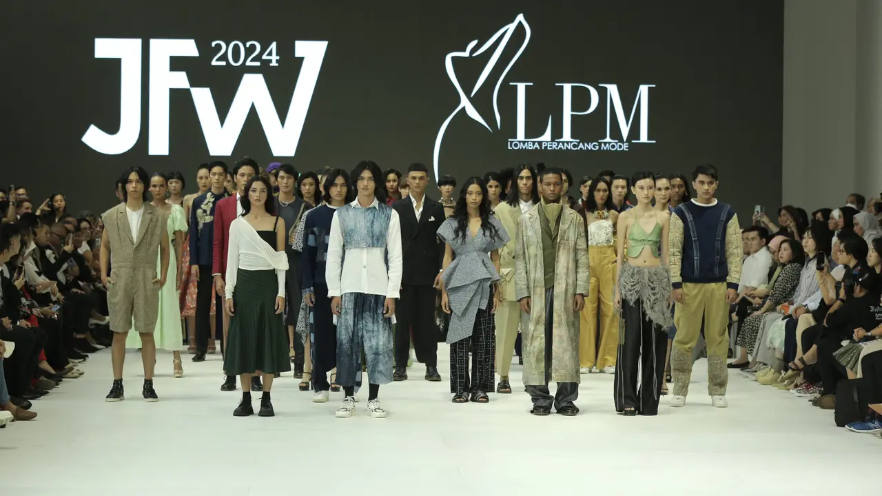 Jakarta Fashion Week 2024 Dibuka dengan Koleksi Desainer Lintas Generasi Selama 44 Tahun