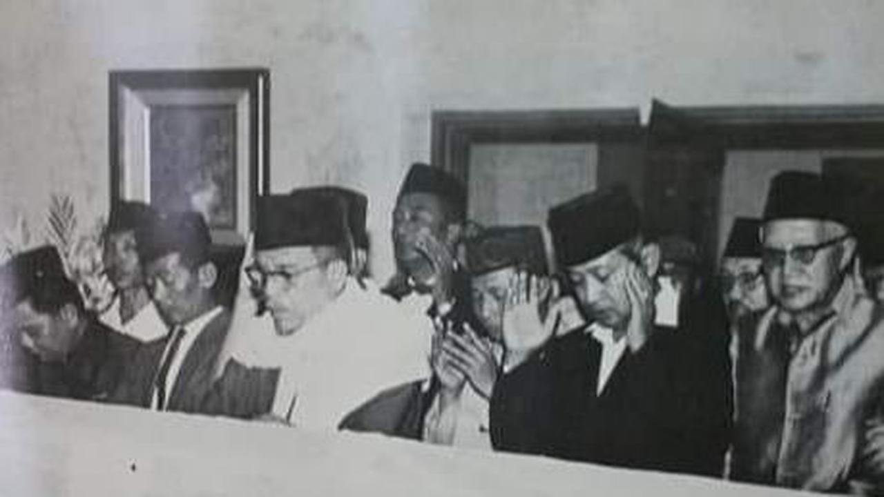 Unggahan tersebut juga menjadi perbincangan hangat bagi sebagian masyarakat. Berbagai komentar pun membanjiri unggahan potret Buya Hamka menjadi Imam salat jenazah Soekarno. <br>