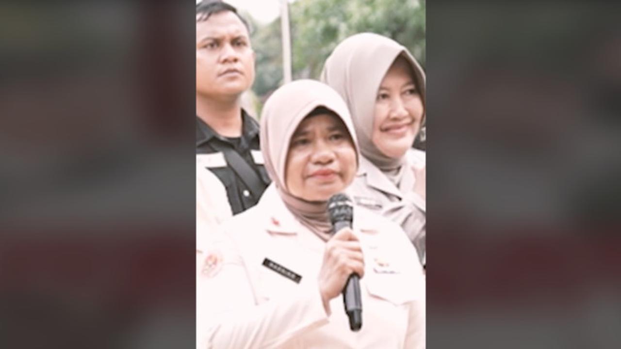 Asnia pun langsung tersenyum bahagia karena anaknya bisa mendapatkan kesempatan untuk menggantikan sang kakak di Polri. <br>