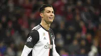 2. Cristiano Ronaldo (Juventus) - Meski telah berusia 35 tahun, Cristiano Ronaldo tetap masih mampu mencetak gol secara konsisten. Rata-rata Ronaldo mencetak satu gol di setiap pertandingan bersama Juventus musim ini. (AFP/Ina Fassbender)