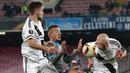 Pemain Napoli, Omar El Kaddouri (tengah) berebut bola dengan para pemain Legia Warsaw  pada lanjutan  UEFA Europa League di Stadion San Paolo, Naples, Jumat (11/12/2015) dini hari WIB. (AFP Photo/Carlo Hermann)